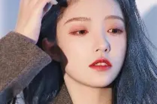 韩国女星Jennie耍大牌事件后《时代》红毯争艳直角肩再成亮点